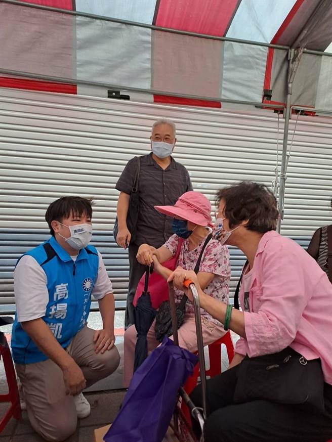 大安、 文山区市议员参选人高扬凯推出敬老政见，包括恢復并提高重阳敬老金到2000元，老旧公寓修缮改建时，优先补助增设电梯及无障碍设施经费。（高扬凯提供／张芷瑜台北传真）