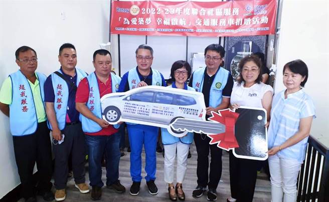 台東8個扶輪社捐贈1輛麻型車給紫萱著關懷協會，身障學員不用再跪著上車。（民眾提供）