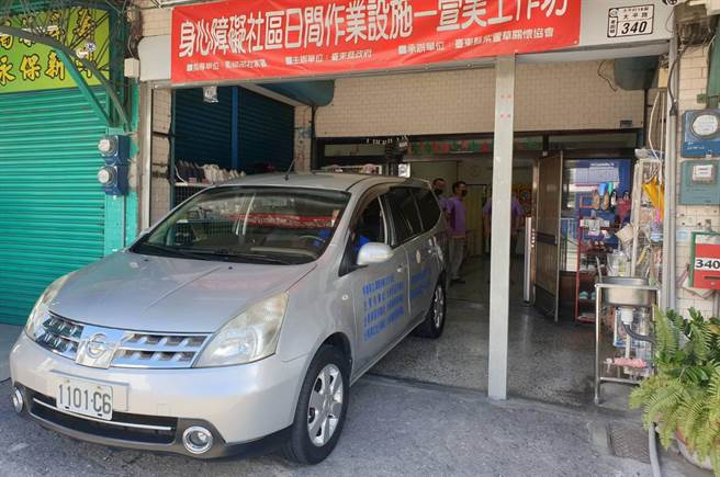 台東8個扶輪社捐贈1輛麻型車給紫萱著關懷協會，身障學員不用再跪著上車。（民眾提供）