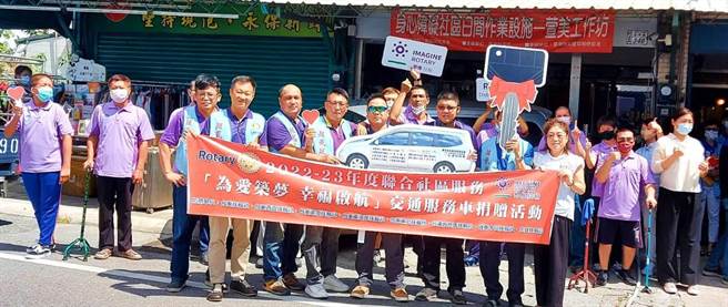 台東8個扶輪社捐贈1輛麻型車給紫萱著關懷協會，身障學員不用再跪著上車。（民眾提供）