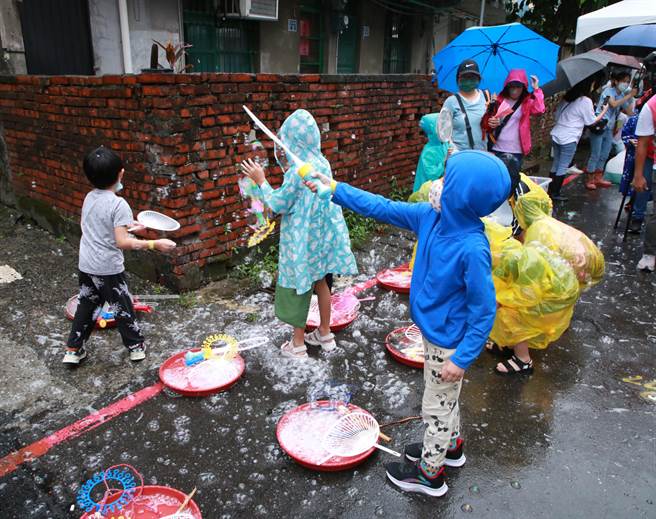 基隆市舉辦「憶起上街玩吧！」活動，封起暖暖過港社區的寧靜街，讓在地的小朋友能夠安全地在路上玩耍。（基隆市政府提供／張志康基隆傳真）
