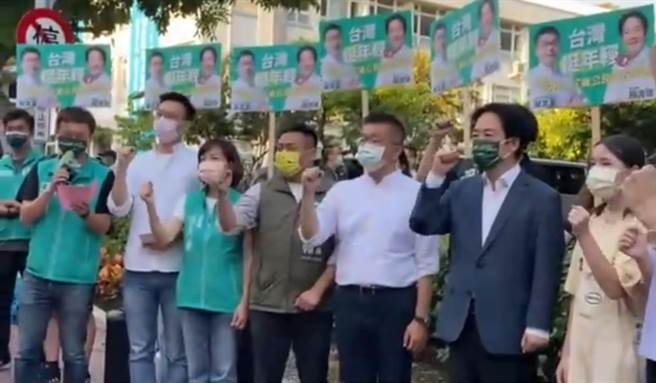 力推18岁公民权修宪复决投票，民进党24日在逢甲商圈举行街头宣讲。（张妍溱摄）