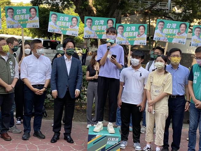 现场学生轮流一一上小讲台，讲述年轻人对于拥有公民权的期盼与参与公共议题的声音。（张妍溱摄）