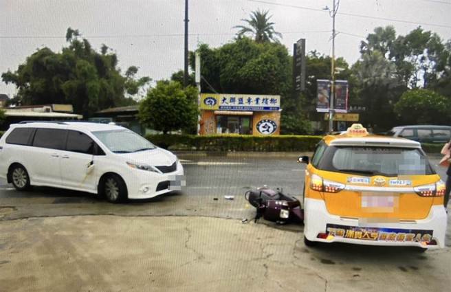 張善政的白色公務車和機車發生擦撞。(翻攝照片／蔡依珍桃園傳真)
