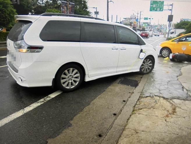 張善政的白色公務車和機車發生擦撞。(翻攝照片／蔡依珍桃園傳真)
