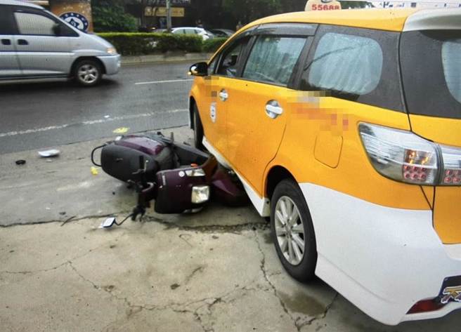 張善政的白色公務車和機車發生擦撞。(翻攝照片／蔡依珍桃園傳真)
