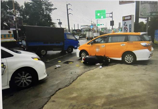 張善政的白色公務車和機車發生擦撞。(翻攝照片／蔡依珍桃園傳真)
