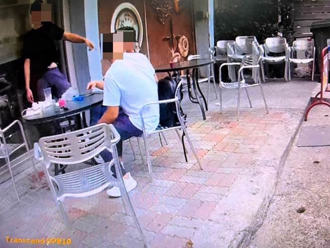 伤者(黑色衣服)被刺伤送往医院。（翻摄照片／高雄洪靖宜传真）
