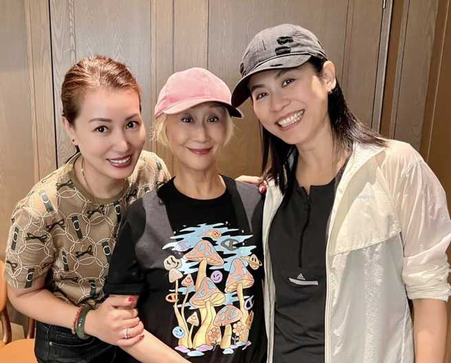 黄𨥈莹(图左)46岁仍保养得宜。(图／取自陈曼娜脸书)