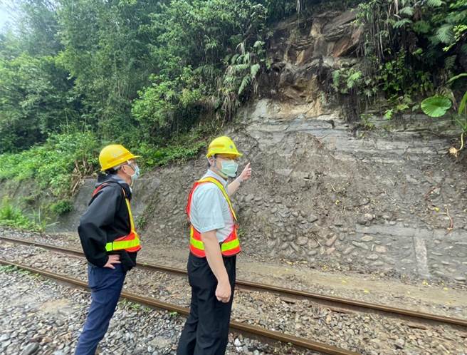 台鐵局局長杜微（圖右）視察平溪線新設置的天候監控系統，並赴落石現場勘察落石告警系統建置的進度。（台鐵局提供／張志康新北傳真）