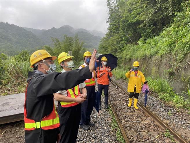 台鐵局局長杜微視察平溪線新設置的天候監控系統，並赴落石現場勘察落石告警系統建置的進度。（台鐵局提供／張志康新北傳真）