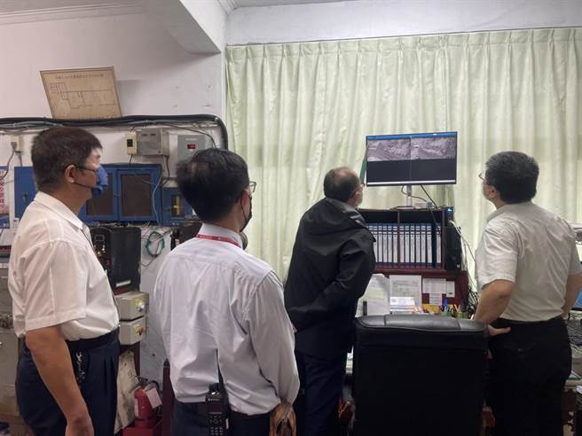 台鐵局局長杜微視察平溪線新設置的天候監控系統，並赴落石現場勘察落石告警系統建置的進度。（台鐵局提供／張志康新北傳真）
