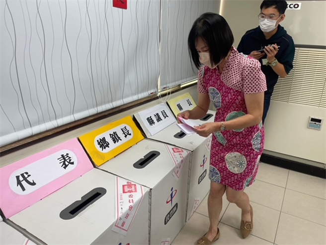 新住民依说明进行模拟投票，内容包括查验身分证、领票、圈票及将选票投入票匦等步骤，实际体验民主投票过程(图／金门移民署提供)