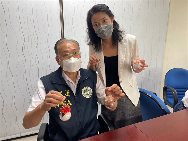 活动中也邀请高雄市家庭教育中心刘娟老师分享「亲子齐步玩创意」活动，带领大家手作钥匙圈吊饰(图／金门移民署提供)