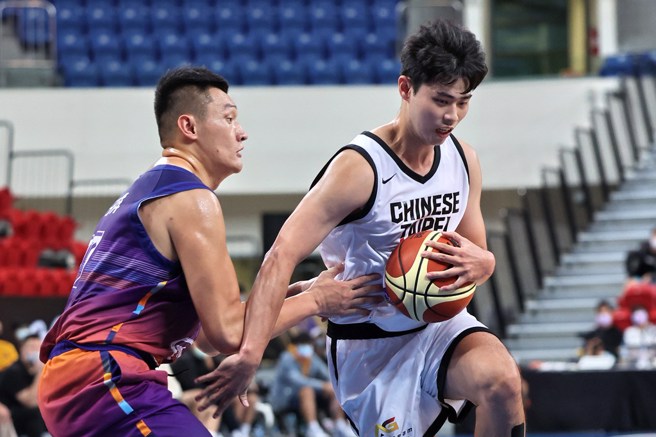 中华培训队林信宽(右)努力护球，不让身后的柏力力郑子洋抢走。(中华篮协提供)