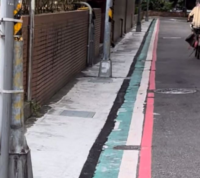 過去曾有網友拍下巷弄內的行人專用道，笑說像是「擠出來的牙膏」。（翻攝自臉書路上觀察學院）
