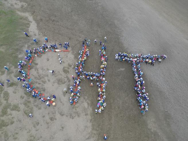 （中华电信集团携手供应商全国净滩，逾2,800位志工清出21.9吨垃圾，37个机构、全国24处同步热情参与，让地球洁净永续。图／中华电信提供）