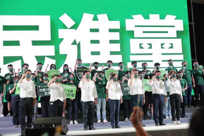 民进党24日于台中市举办「民主36挺18」音乐会，蔡英文总统和民进党提名县市首长一起上台，她也强调，36岁的民进党要做最挺年轻人的政党。（冯惠宜摄）