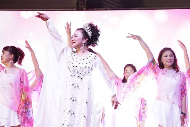 「新北市巷弄艺起来巡演」活动压轴今晚在林口社区运动公园登场，邀请综艺天后白冰冰和其他艺人一起与民眾欢度重阳节。（蔡雯如摄）