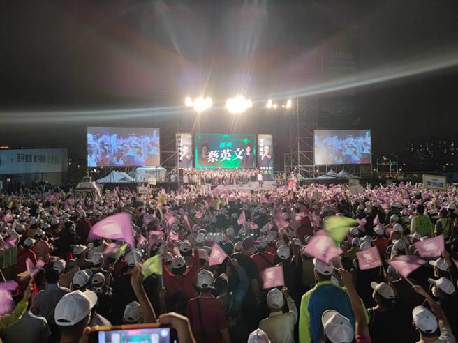 民进党桃园市长参选人郑运鹏今天晚间举办誓师大会，吸引上万民眾与会。（赖佑维摄）