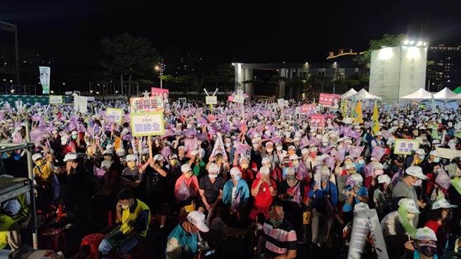 民进党桃园市长参选人郑运鹏今天晚间举办誓师大会，吸引上万民眾与会。（赖佑维摄）