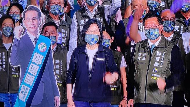 民进党桃园市长参选人郑运鹏今天晚间举办誓师大会，虽因确诊无法到场，但竞选办公室制作其人形立牌。（赖佑维摄）