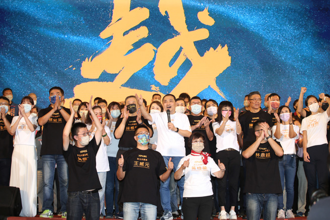 侯友宜在黨內38位議員參選人的簇擁下，站在「越」字的主題看板前，宣示要超越4年前的自己。（姚志平攝）