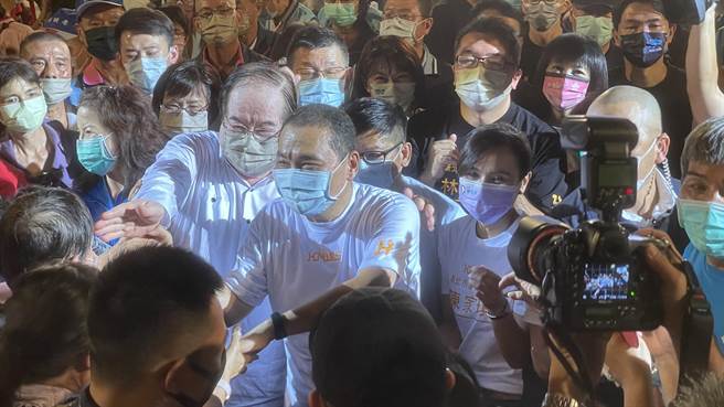造勢活動最後，侯友宜走下舞台與支持者握手。（呂健豪攝）