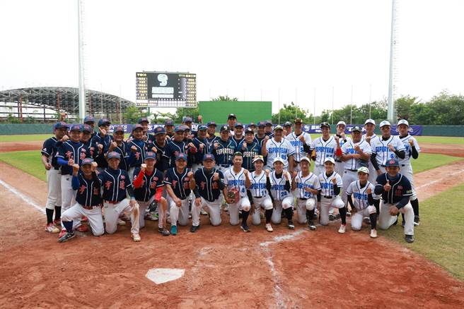 「超级王牌棒球队」与「亨达长青棒球队」合影。（巨宸、民视提供）