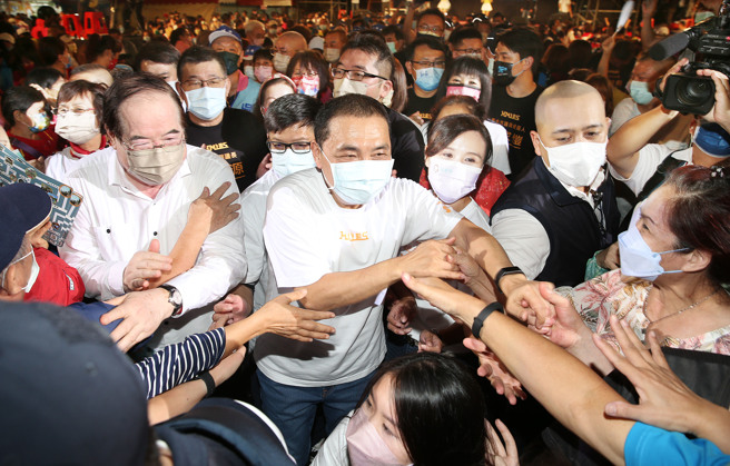 新北市長侯友宜（中）24日晚間出席在三重體育館向日葵廣場舉行的三重造勢晚會，支持者團團包圍爭相要求握手。（姚志平攝）