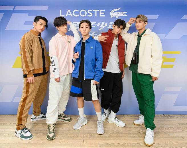 《原子少年》冠军团「天王星」团员高有翔（左起）、吴昱廷、小孩、蔡承佑、高胥崴出席品牌活动。（LACOSTE提供）