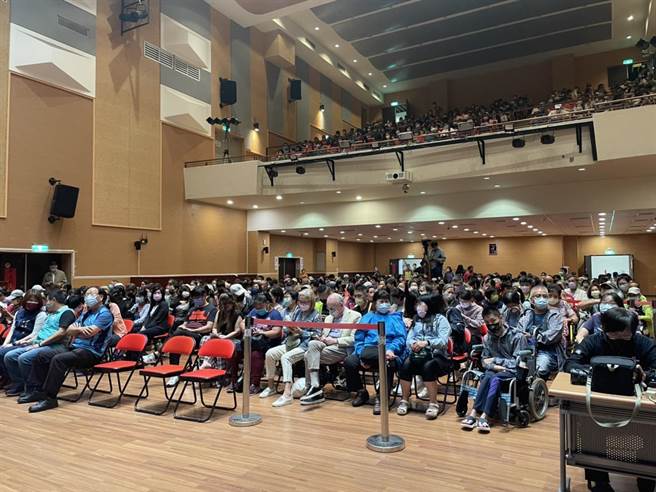 现场人潮眾多，还排队排到场外。（永和区公所提供／李奇叡新北传真）