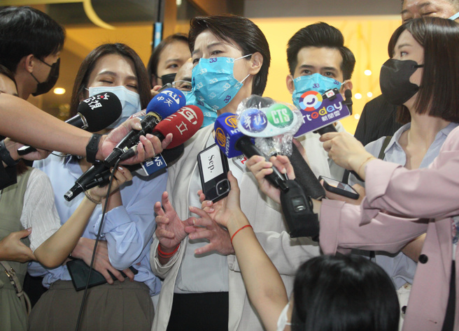 无党籍台北市长参选人黄珊珊（中）24日出席台湾心臟外科研究发展协会演讲。（张铠乙摄）