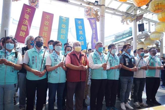 柯文哲带领民眾党参选人等宣誓「五不」，包括不违法关说、不收恳托红包、不收回扣、不收黑心钱、不债留子孙。（吴建辉摄）