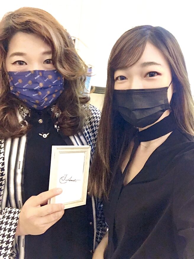 JC ARTSNET國際藝術經紀人JENNIFER BRISTOW陳慧蓉（左）與CINDY LAWRENCE執行長陳宜新（右）。圖／業者提供