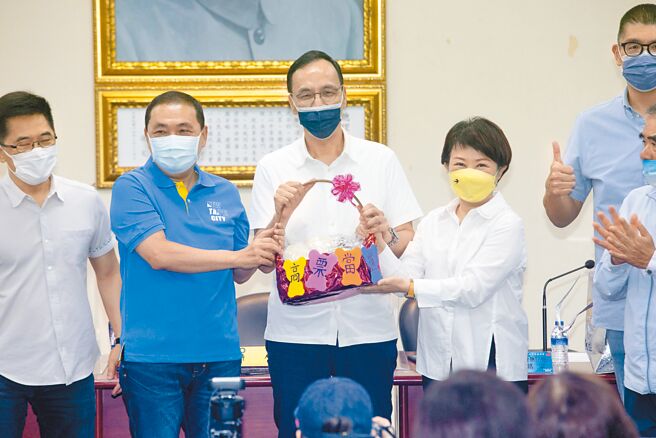 国民党确定由新北市长侯友宜（左二）与台中市长卢秀燕（右二）担纲九合一选战「双火车头」。图中为党主席朱立伦。（本报资料照片）