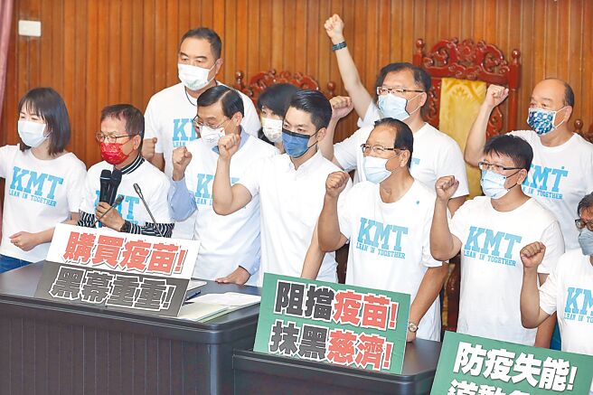 国民党立委昨日在立法院院会中占领主席台杯葛议事，要求苏贞昌对防疫失能道歉。（姚志平摄）