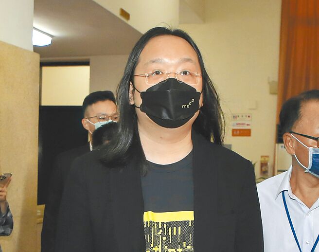 立法院新會期23日開議，數位發展部長唐鳳（前）出席會議。（趙雙傑攝）