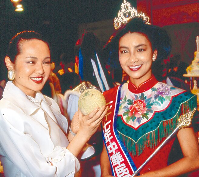 前中姐张淑娟（右）不满周玉蔻乱爆料，昨发声明指周等人的说法不实，毁人名节，表示将委请律师提告，图为张淑娟1988年获国际小姐第二名，站在她身旁的是艺人崔苔菁。（中时摄影组摄）