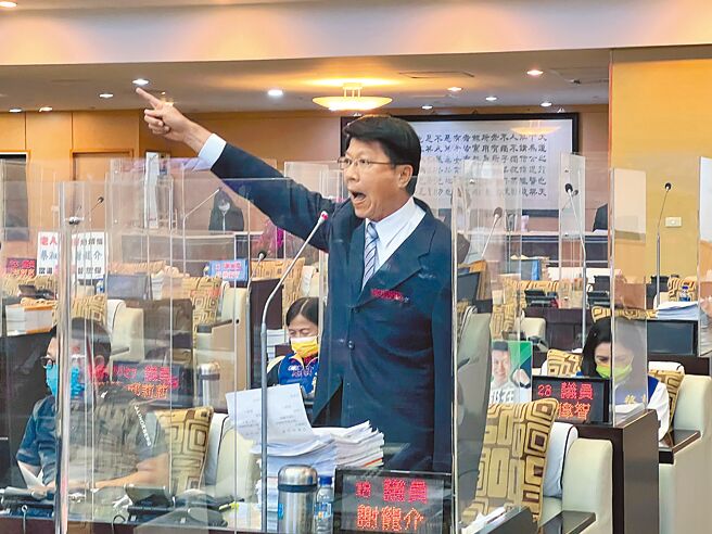 國民黨台南市長參選人、市議員謝龍介不滿市議員邱莉莉的批評，以台語辱罵對方「狗囝」惹議。（洪榮志攝）