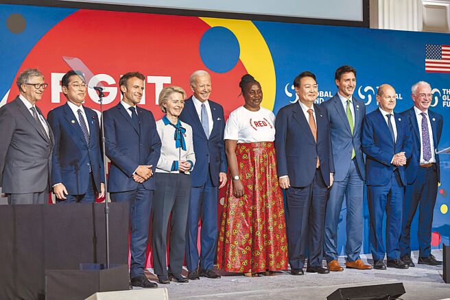 韩国总统尹锡悦（右四）在纽约出席由美国总统拜登主持的一场活动，并与拜登短暂交谈后，被媒体捕捉到似乎爆粗口，辱骂美国国会议员「兔崽子」，引起了轩然大波。（摘自美国总统拜登官网）