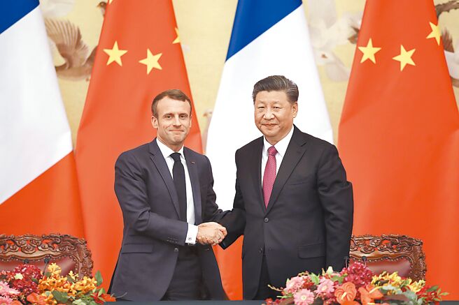 《南華早報》報導，德國總理蕭茲和法國總統馬克宏預計將分別在11月訪問北京，並與中國國家主席習近平會晤。圖為馬克宏（左）2019年在北京與習近平會談。（中新社）