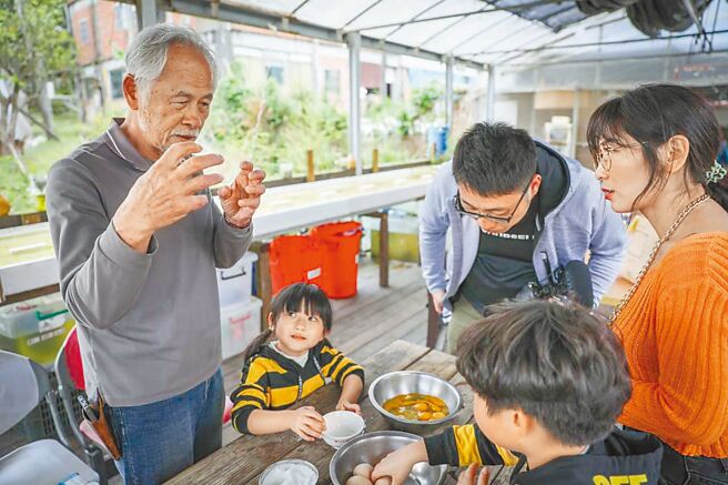 新北市淡水区忠寮社区理事长李镇荣（左一）投入社区营造10年，带动青年回游农村，他近期获颁有农村个人奥斯卡奖之称的「农村领航奖」。（新北市农业局提供／蔡雯如新北传真）