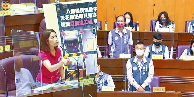 桃园市议会昨市政总质询，市议员舒翠玲指出，6月有民眾投诉市府后栋建筑北侧结构外墙修復工程的废弃物被载往桃园区富国路一处农地乱倒。（陈梦茹翻摄）