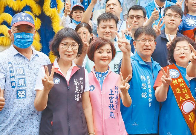 原竹东议员林思铭（右二）当选立委后，留下的空缺引起眾人争夺。（邱立雅摄）