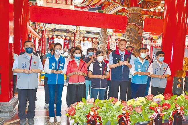 頭份市公所祭孔大典23日在頭份市義民廟舉行，由頭份市長羅雪珠（中）、苗栗縣長夫人蔡麗卿（左三）、民進黨苗栗縣長參選人徐定禎（右二）等共同主祭。（謝明俊攝）