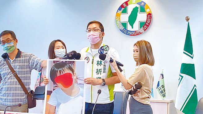 台中市议员林祈烽23日踢爆北屯区一家幼儿园疑似发生集体不当管教事件。（张亦惠摄）