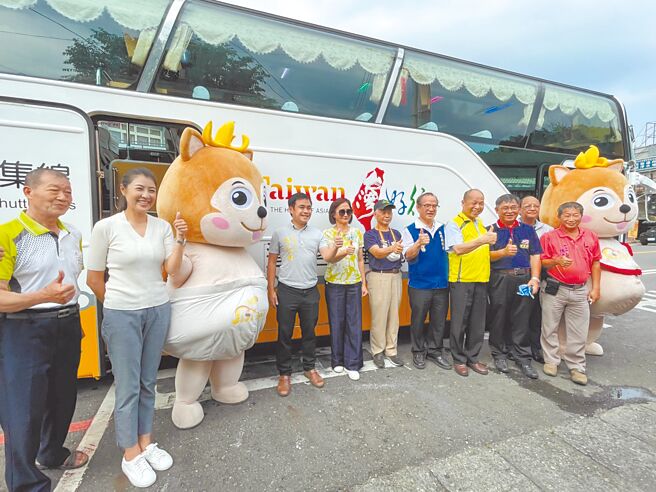 台湾好行集集线通车，立委许淑华（左二起）、集集镇长陈纪衡及当地居民都相当开心。（杨静茹摄）