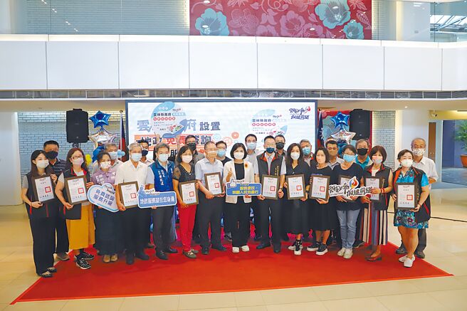 云林县政府于各乡镇筹设地政免费谘询服务据点，共有42人加入。（周丽兰摄）