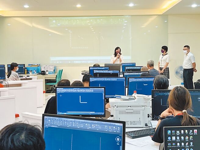 高雄市劳工局开办全台首班科技厂办营建人才培训班。（高雄市劳工局提供／洪靖宜高雄传真）